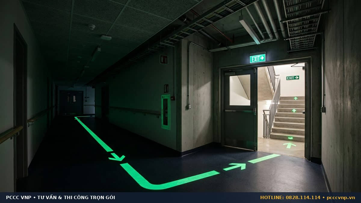 Lắp đặt đèn exit và chiếu sáng sự cố theo tiêu chuẩn hiện hành Dải chỉ dẫn thoát hiểm dạ quang phát sáng mặt sàn thoát hiểm