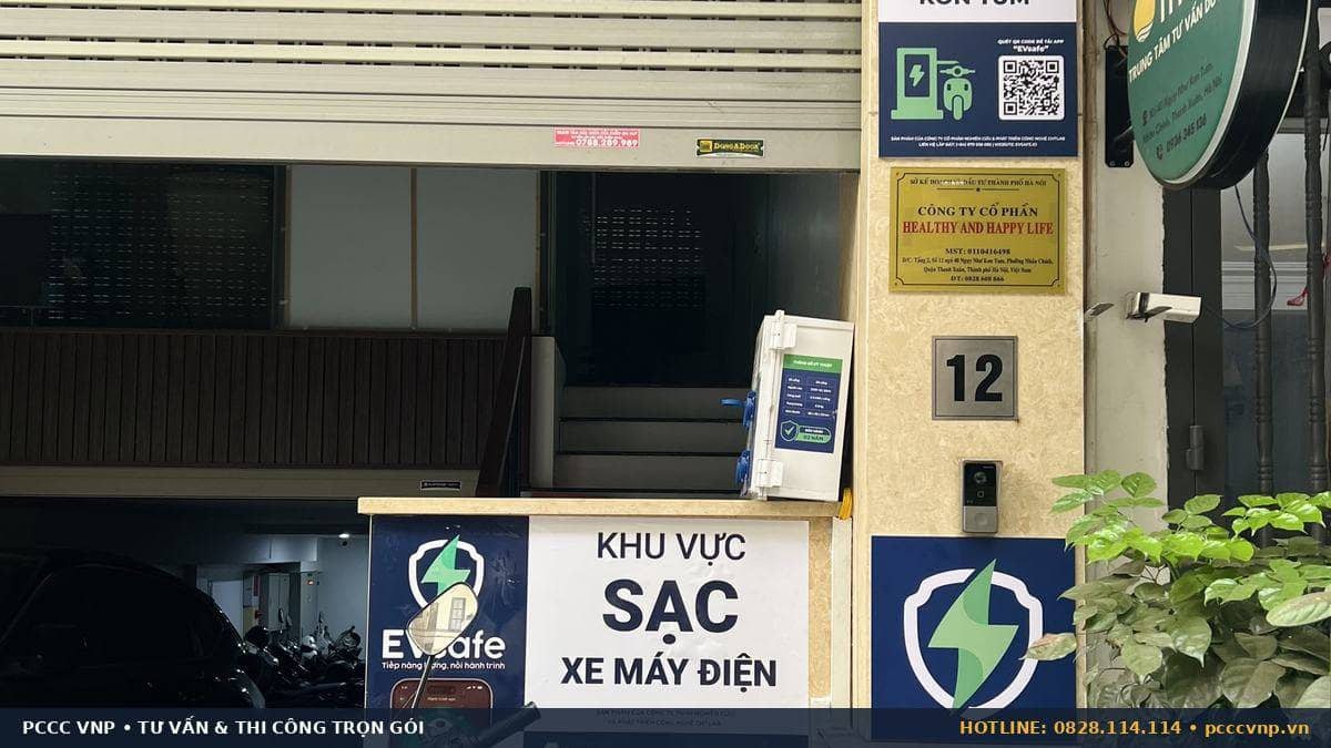 Lối vào gara chung cư và biển hướng dẫn khu vực sạc xe điện