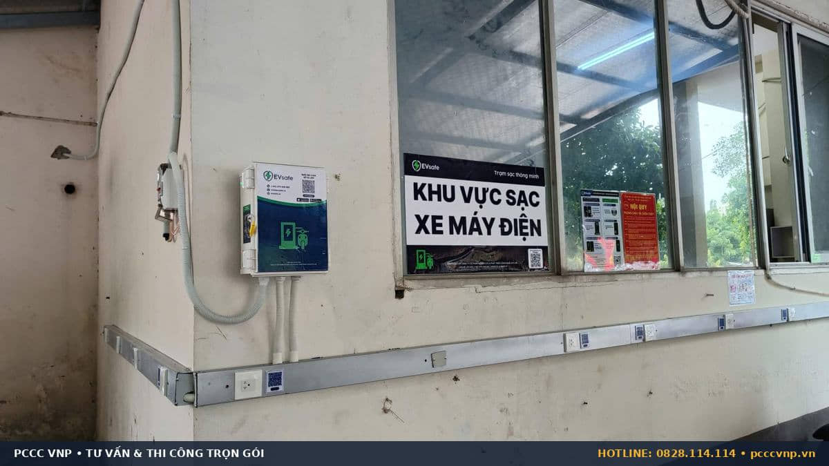 Khu vực đỗ xe máy điện trong nhà xe chung cư tại Hà Nội