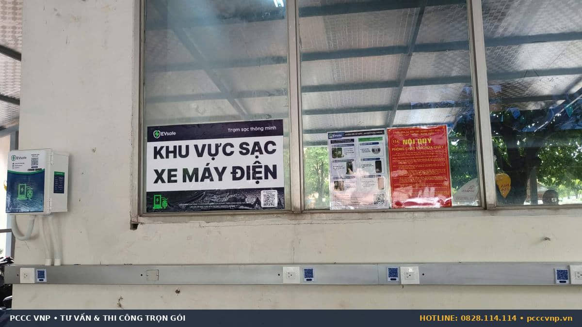 Nhà xe chung cư có phân khu sạc xe máy điện riêng biệt