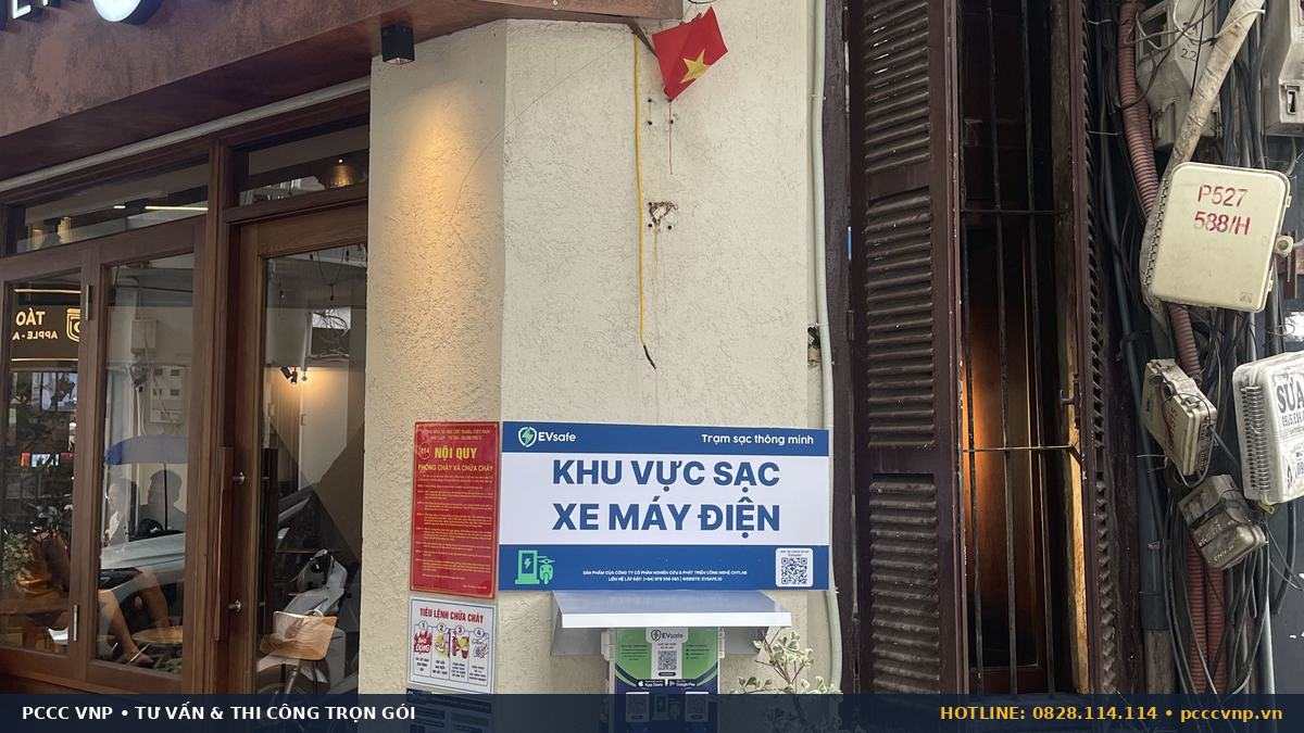Bộ sạc xe máy điện lắp tại quán cà phê ở Hà Nội