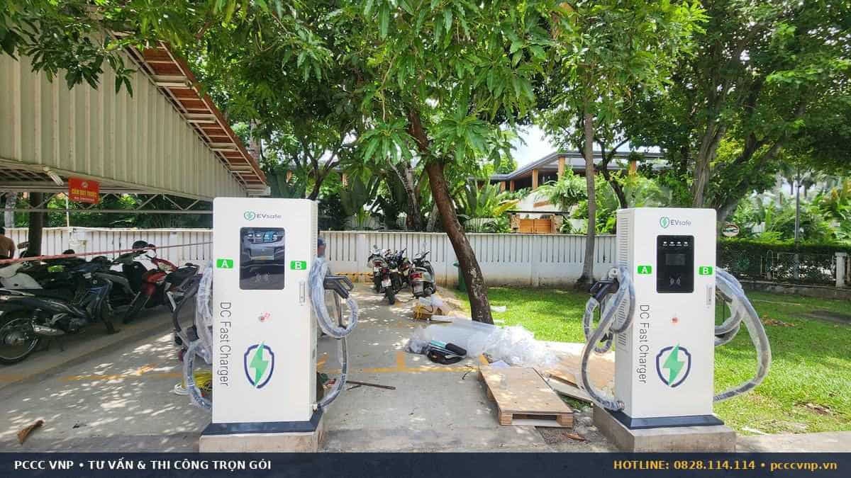 Cụm trụ sạc nhanh DC cho ô tô điện tại TP HCM