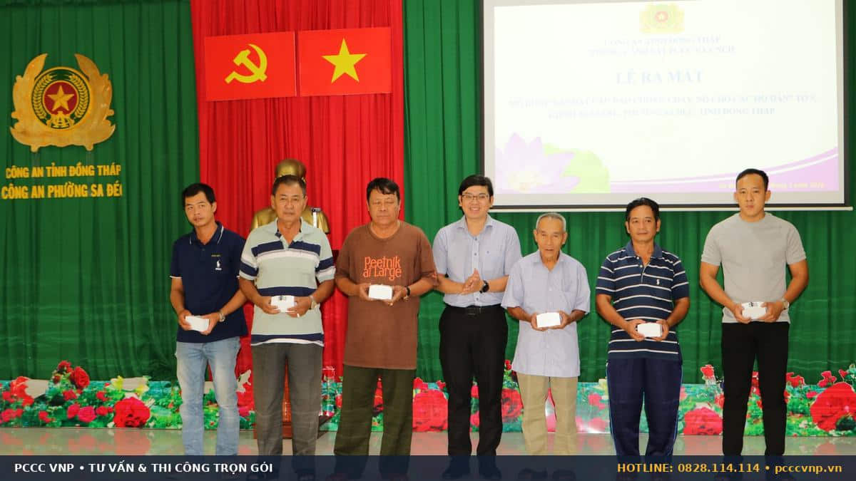 Người dân nhận thiết bị phòng ngừa cháy nổ tại địa phương