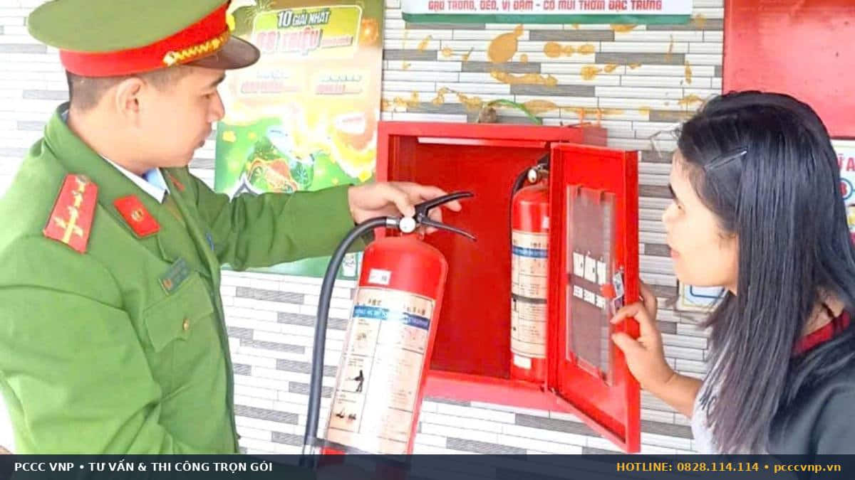 Bình chữa cháy dạng bột khô ABC chuyên dụng dập cháy chất rắn lỏng khí