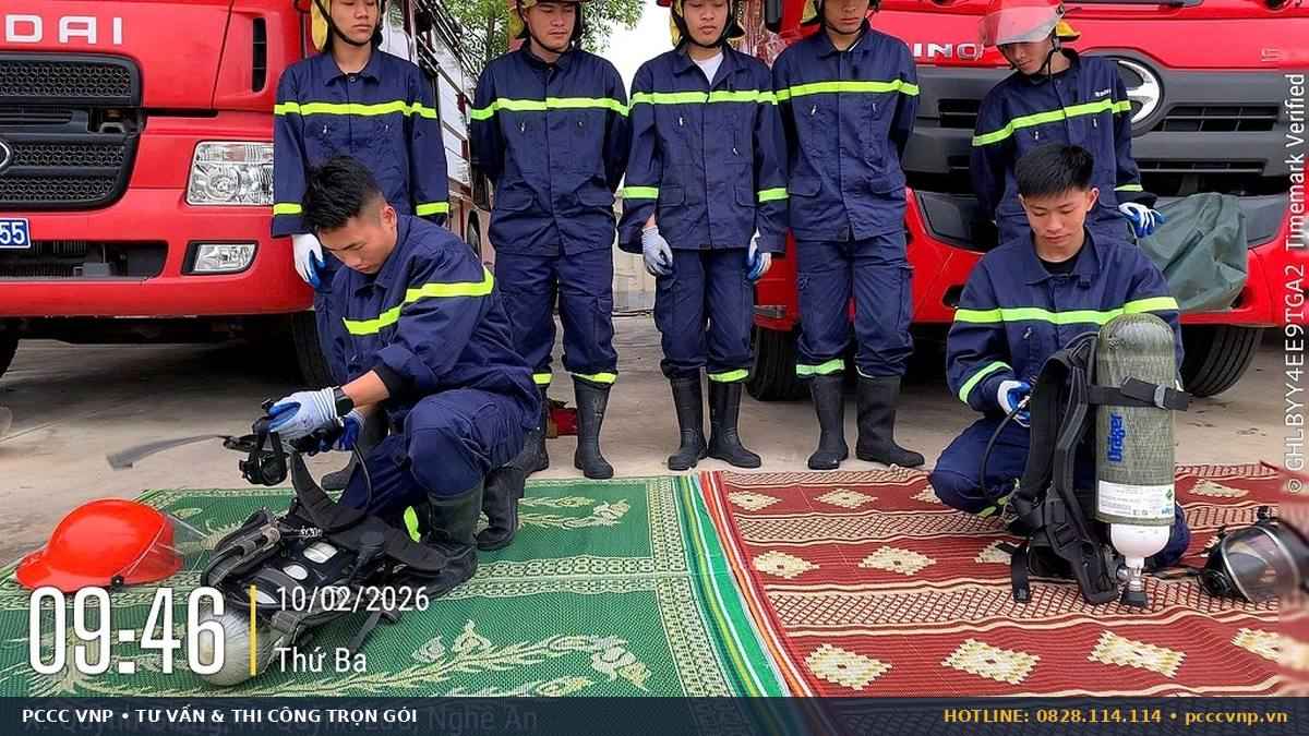 Kiểm tra đồng hồ đo áp lực trên cổ bình chữa cháy bột