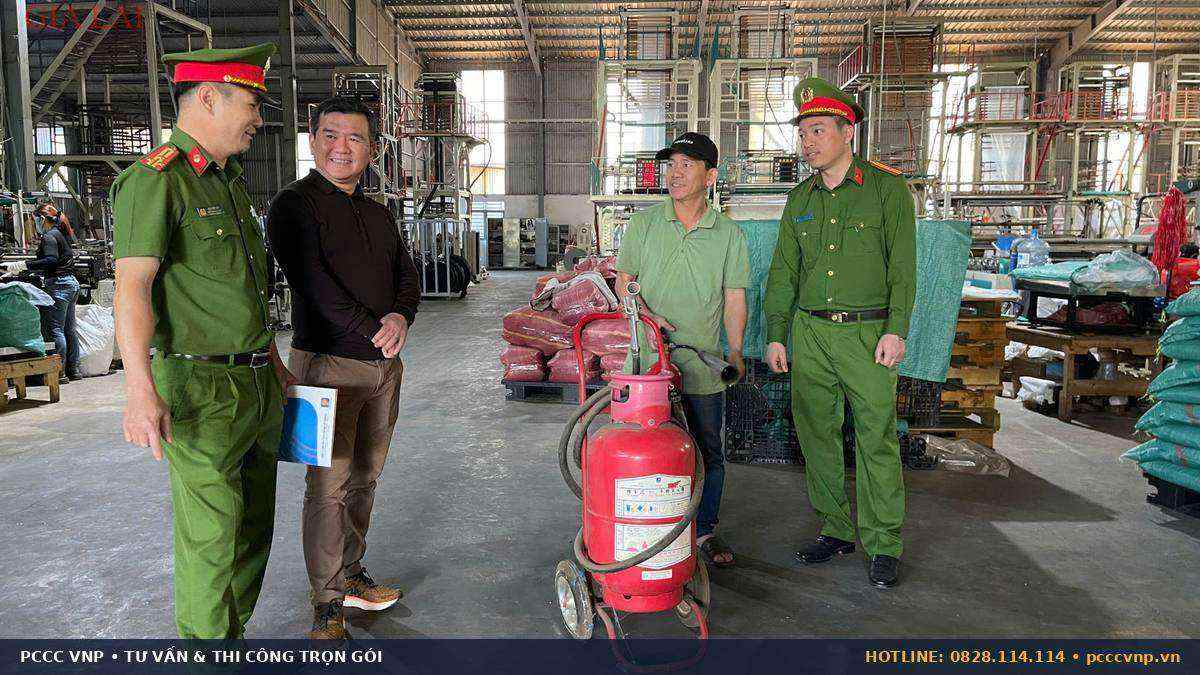 Nguy cơ chập cháy điện do dây dẫn quá tải câu móc lộn xộn trong xưởng