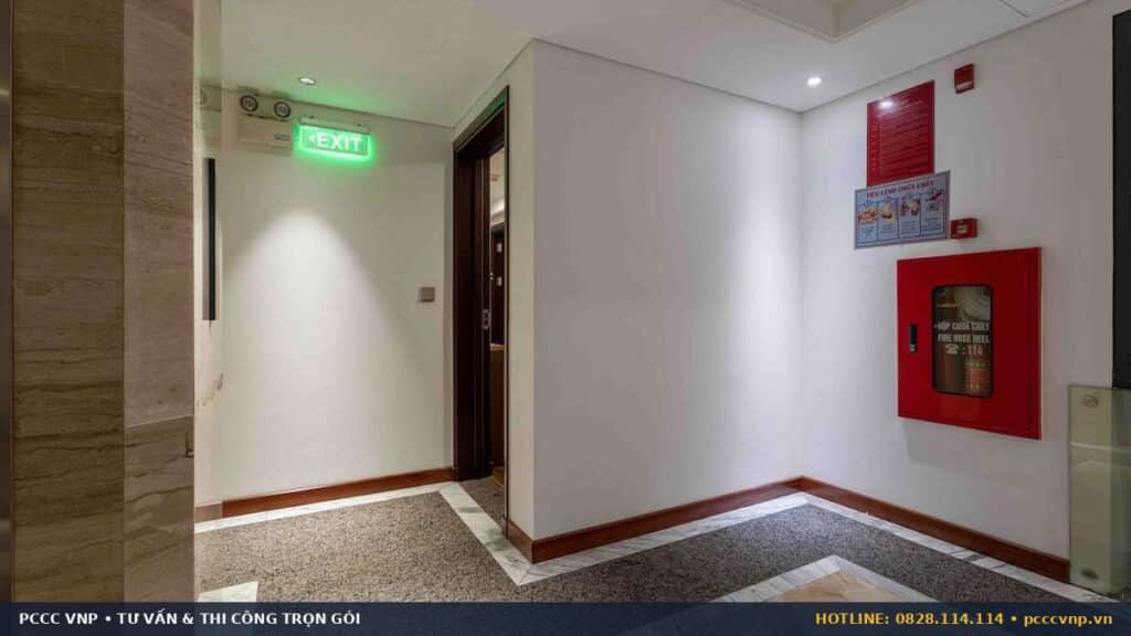 Đèn EXIT và tủ chữa cháy tại hành lang căn hộ Hà Nội