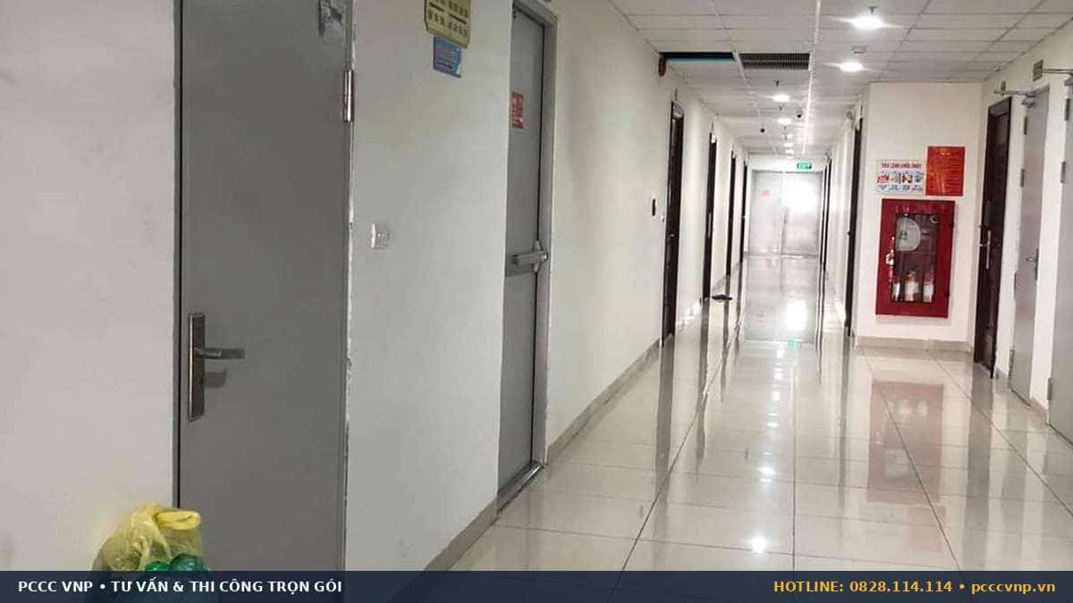 Quy định về lối thoát nạn, đèn exit, chiếu sáng sự cố Sơ đồ quy chuẩn khoảng cách và cao độ lắp đặt đèn EXIT chỉ hướng thoát hiểm