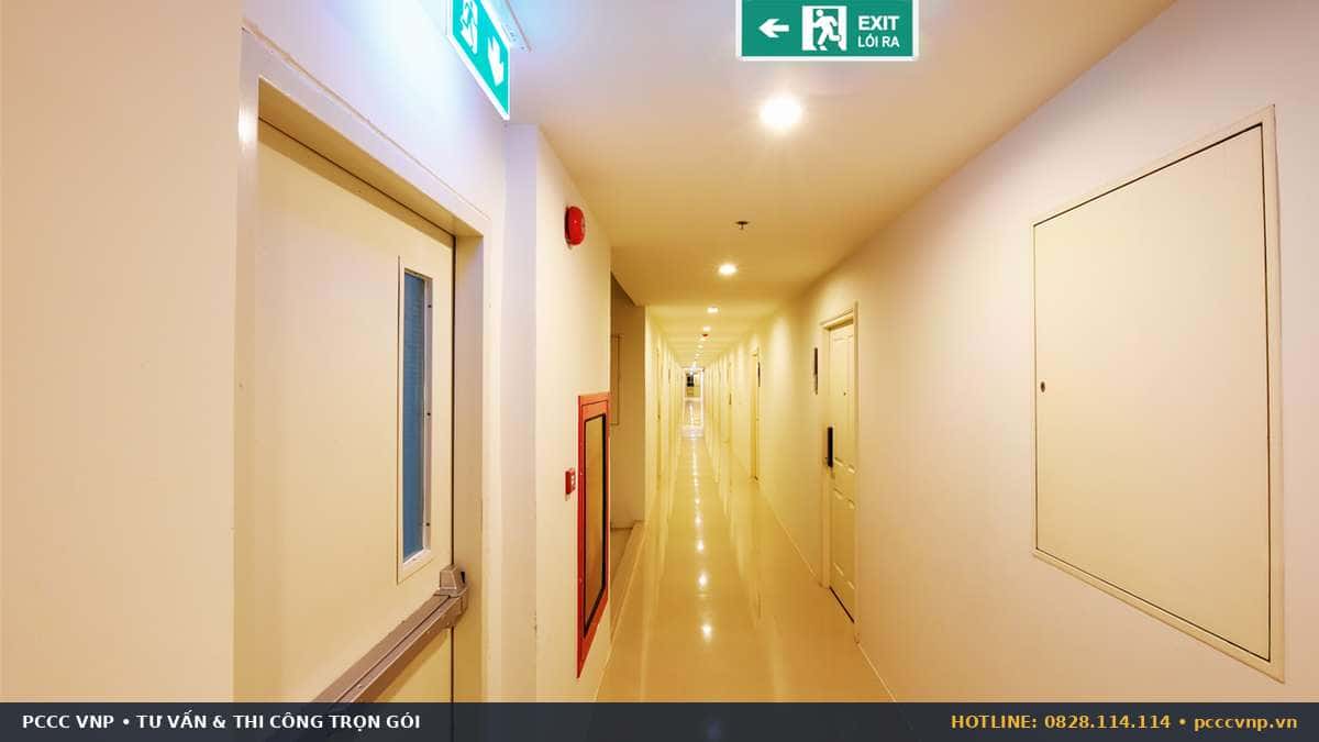 Quy định về lối thoát nạn, đèn exit, chiếu sáng sự cố Cửa thép chống cháy lối thoát hiểm trang bị thanh đẩy panic