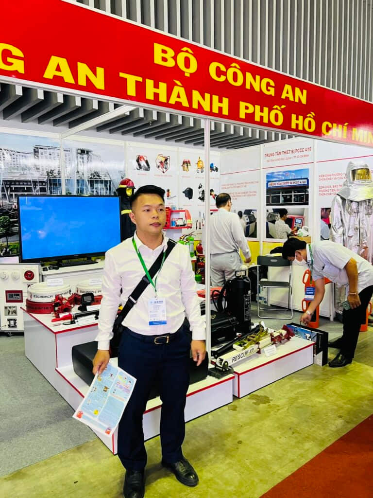 Tìm hiểu thiết bị PCCC cứu nạn cứu hộ tại gian hàng Bộ Công an