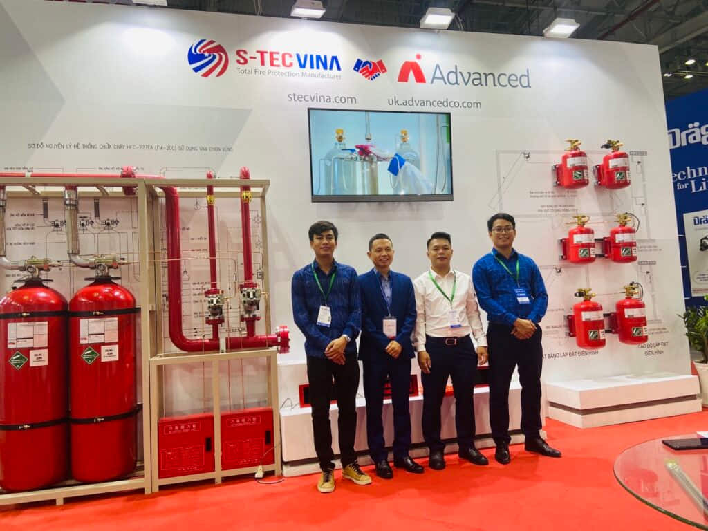 Kỹ thuật viên tìm hiểu hệ thống chữa cháy khí và thiết bị báo cháy tại triển lãm
