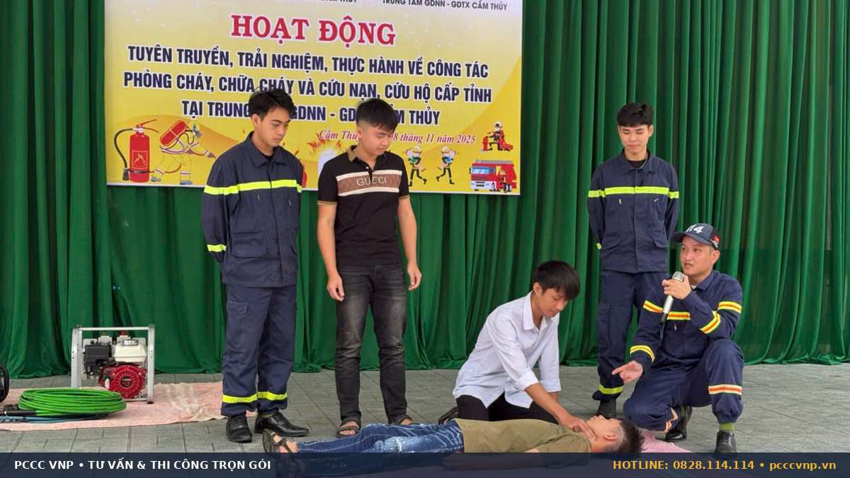 Diễn tập kỹ năng cúi thấp người và dùng khăn ẩm che mũi miệng thoát khỏi đám khói