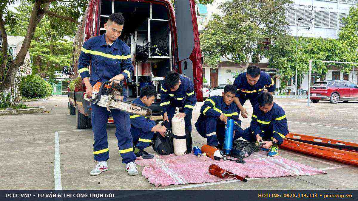 Thực hành diễn tập sử dụng bình dập tắt đám cháy giả định