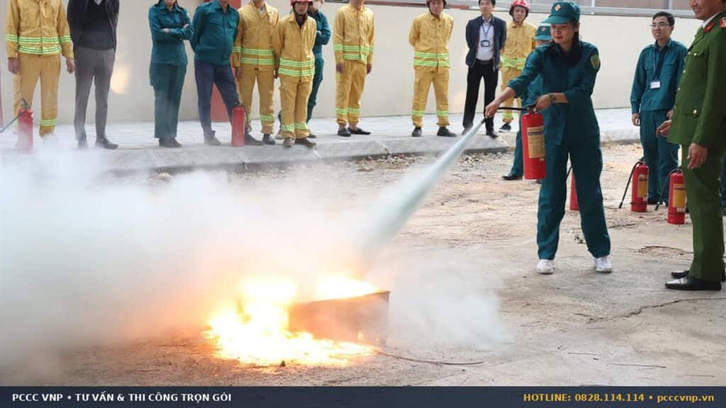 Tập huấn sử dụng bình chữa cháy thực tế tại Việt Nam