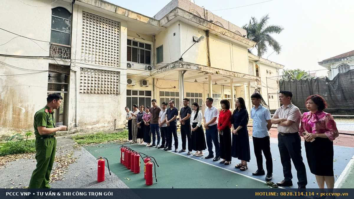 Cán bộ Việt Nam tham gia huấn luyện nghiệp vụ PCCC tại cơ quan