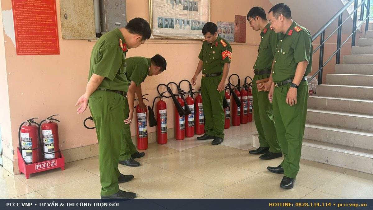 Lực lượng tại chỗ kiểm tra thiết bị trước khi thực tập phương án chữa cháy