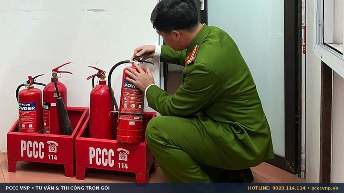 Cán bộ PCCC kiểm tra bình chữa cháy và phương tiện tại chỗ
