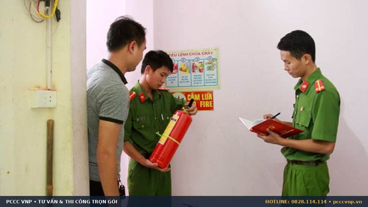 Cán bộ Việt Nam kiểm tra bình chữa cháy tại cơ sở