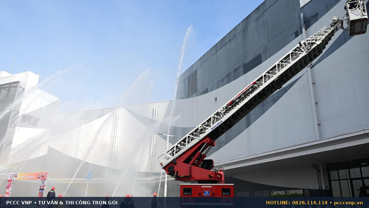 Diễn tập chữa cháy tại cơ sở thương mại Việt Nam