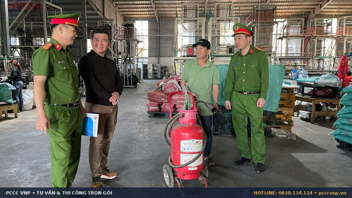Kiểm tra lối thoát nạn và thiết bị tại cơ sở kinh doanh