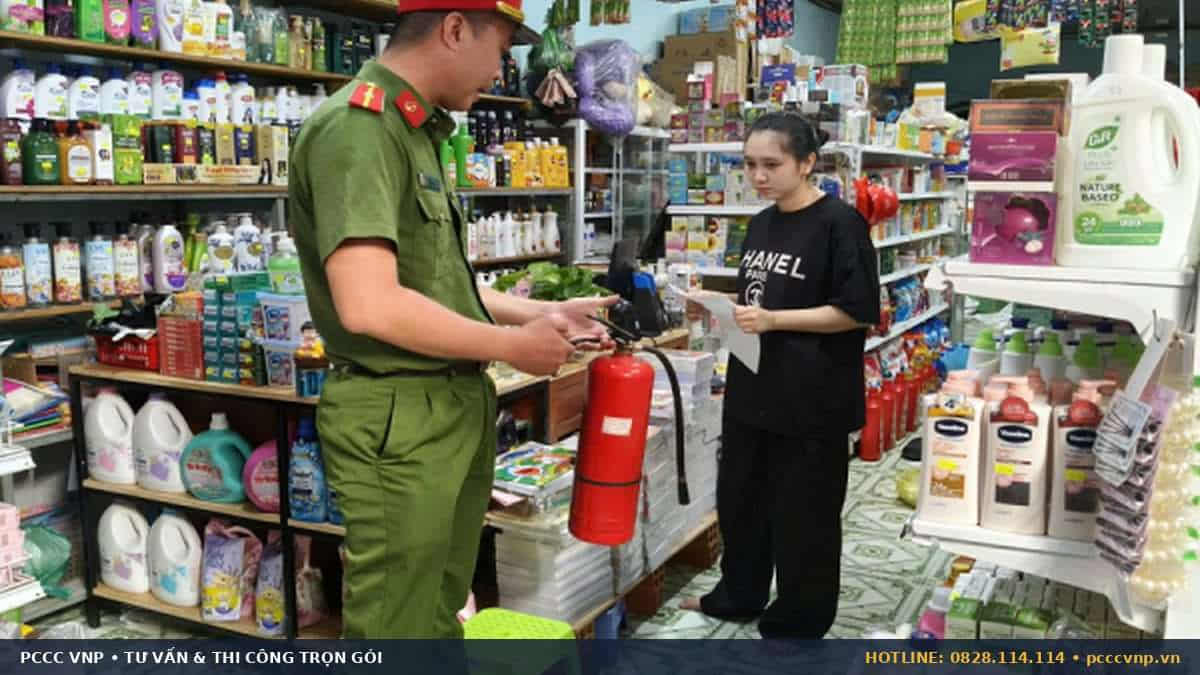 Kiểm tra bình chữa cháy tại kho hàng cơ sở kinh doanh