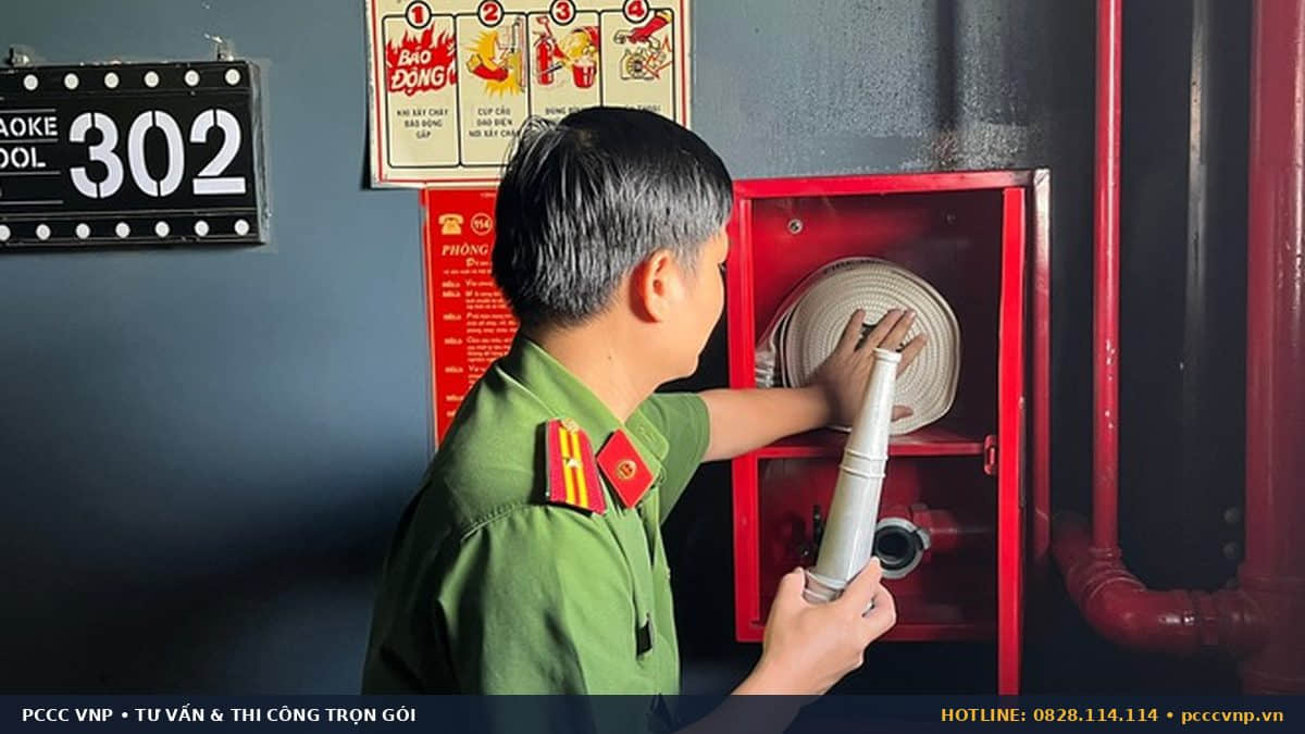 Kiểm tra cuộn vòi chữa cháy tại hành lang karaoke
