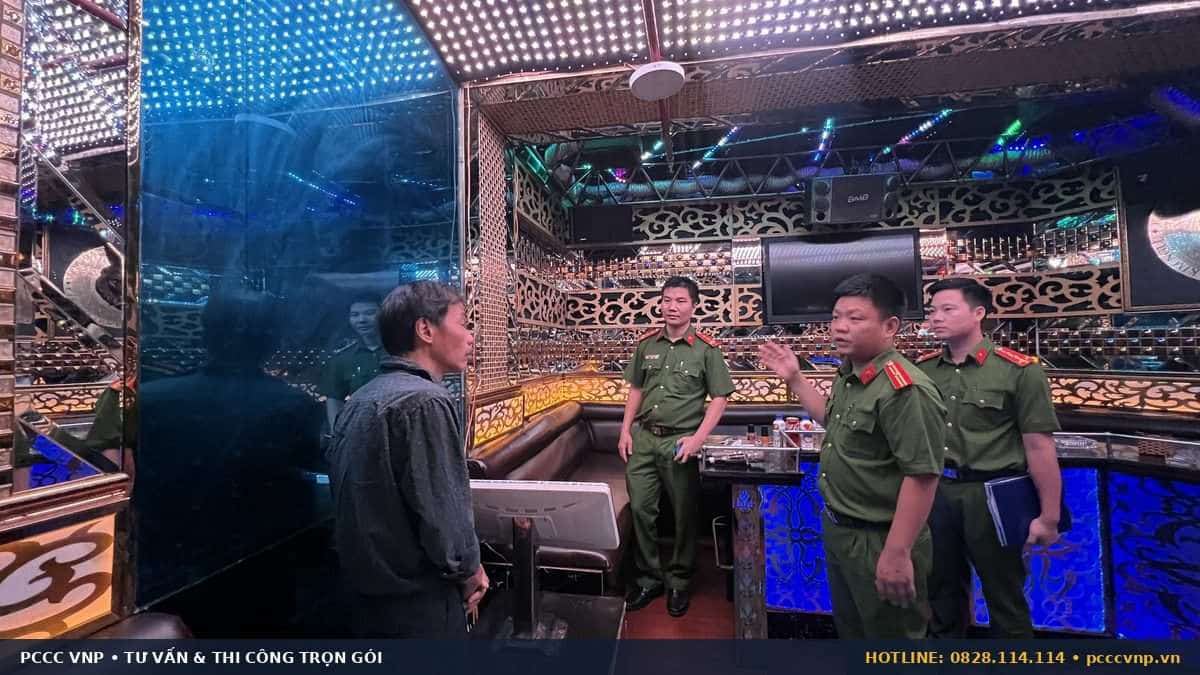 Đoàn kiểm tra làm việc tại phòng karaoke Hà Nội
