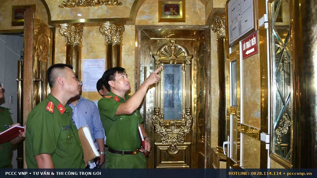 Kiểm tra lối thoát hiểm tại cơ sở karaoke