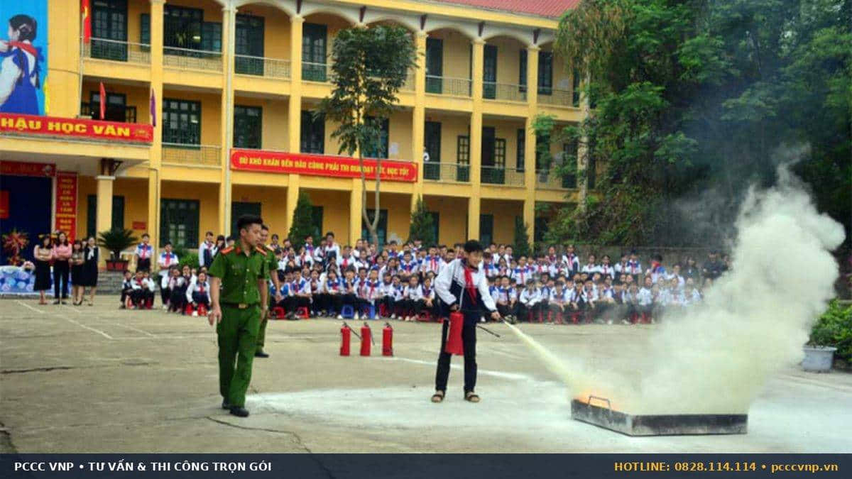 Học sinh thực hành sử dụng bình chữa cháy
