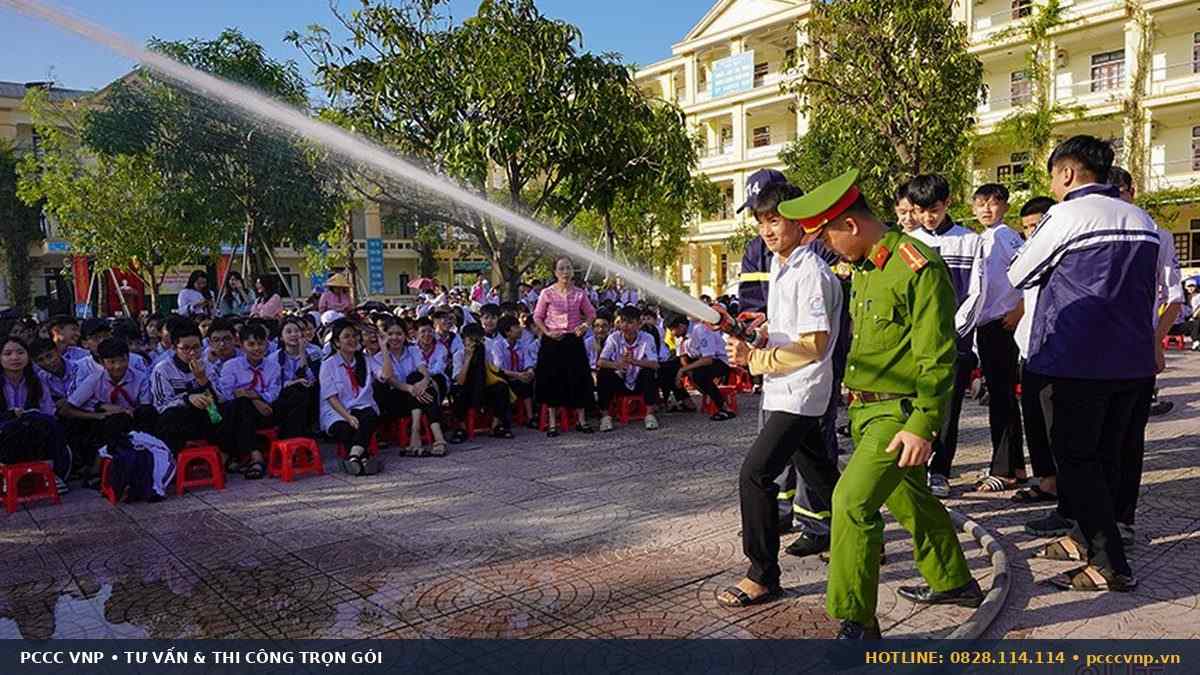 Học sinh thực hành lăng vòi chữa cháy tại trường